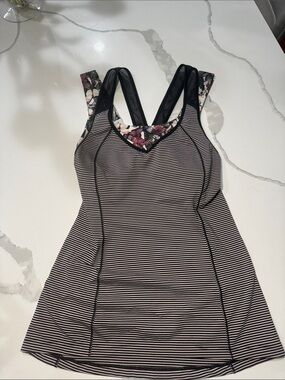 Lululemon Running Yoga Fitness Workout Tank With Butterfly Built In Bra (Size 6)